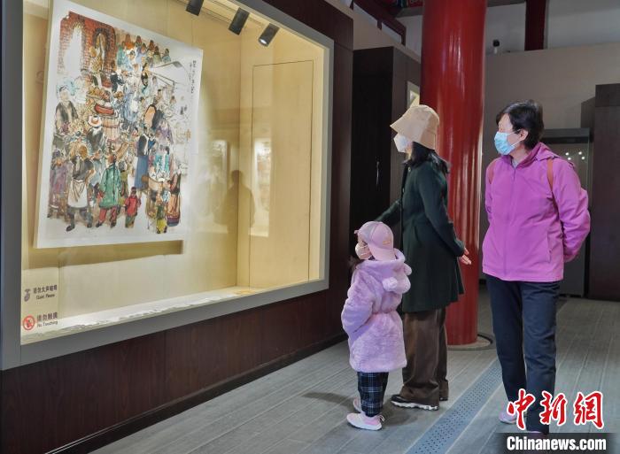 图为游客在景山公园观展。　景山公园供图