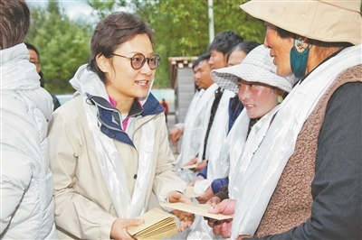 乡村振兴中的“她力量” 陈中红(左)在西藏昌都与群众交流。(图片由受访者提供)